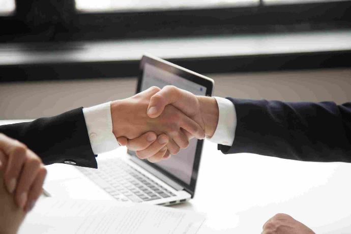 Consultant und Kunde sind sich einig Consulting hände schütteln vertrag