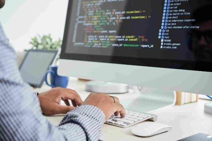 Programmierer bei der Arbeit Datenmigration Programmierung
